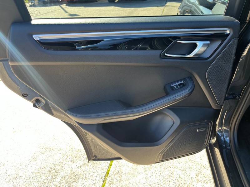 Porsche Macan Vehicle Full-screen Gallery Image 19