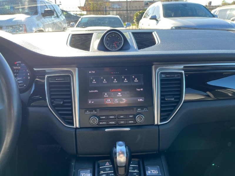 Porsche Macan Vehicle Full-screen Gallery Image 21