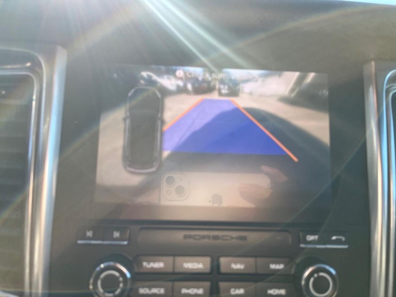 Porsche Macan Vehicle Full-screen Gallery Image 22