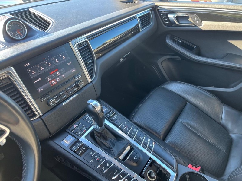 Porsche Macan Vehicle Full-screen Gallery Image 23