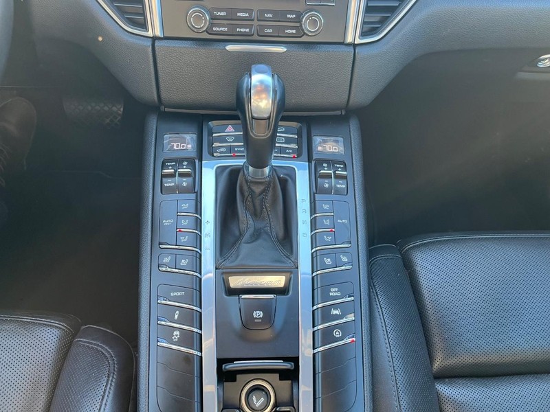 Porsche Macan Vehicle Full-screen Gallery Image 24