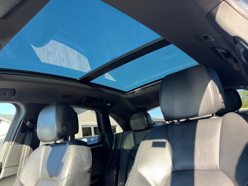 Porsche Macan Vehicle Full-screen Gallery Image 25