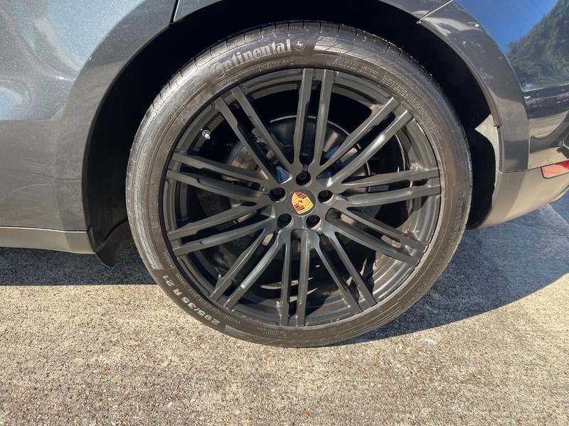 Porsche Macan Vehicle Full-screen Gallery Image 26