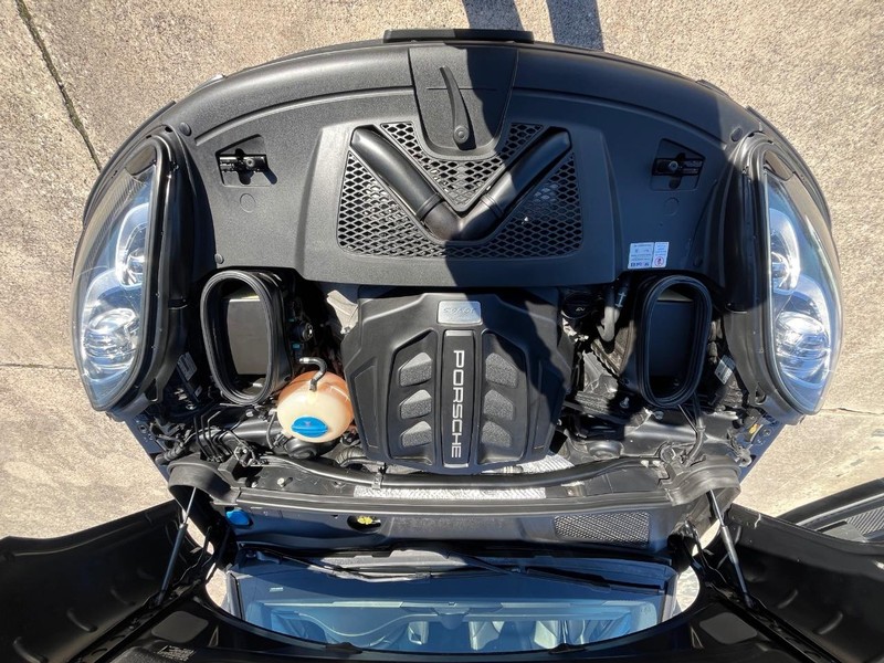 Porsche Macan Vehicle Full-screen Gallery Image 27