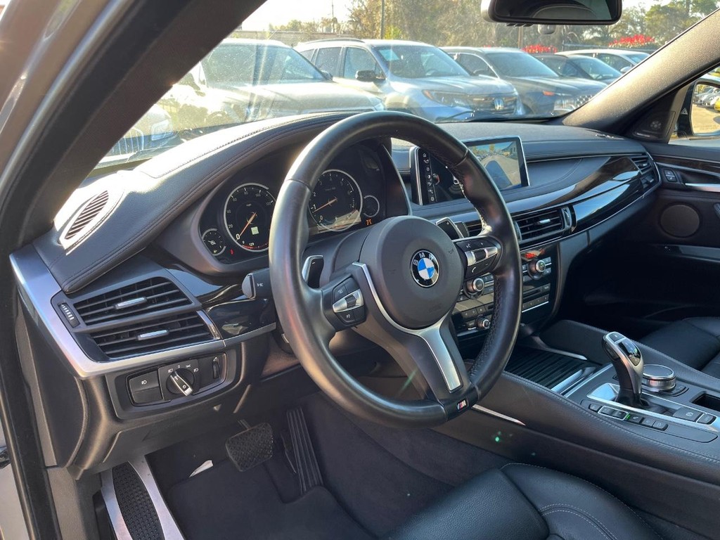 BMW X6 Vehicle Full-screen Gallery Image 10