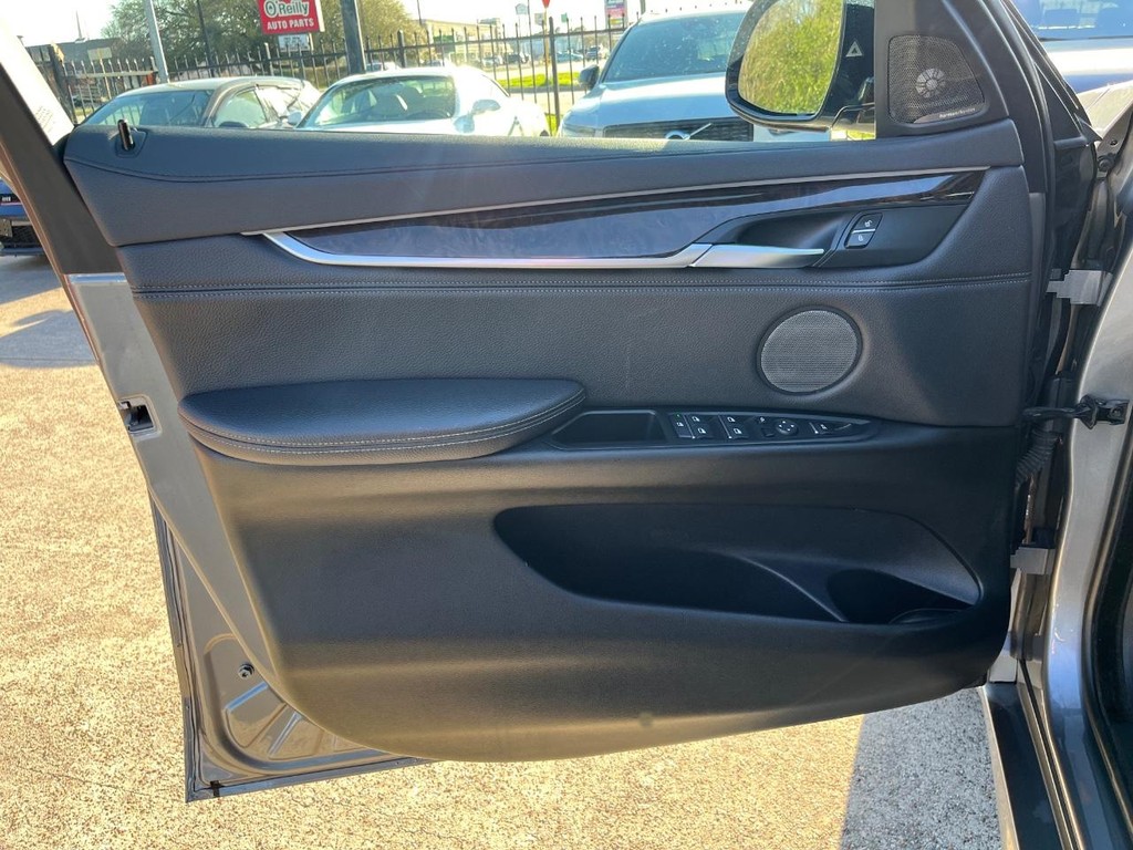BMW X6 Vehicle Full-screen Gallery Image 12
