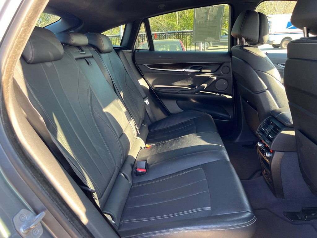 BMW X6 Vehicle Full-screen Gallery Image 16