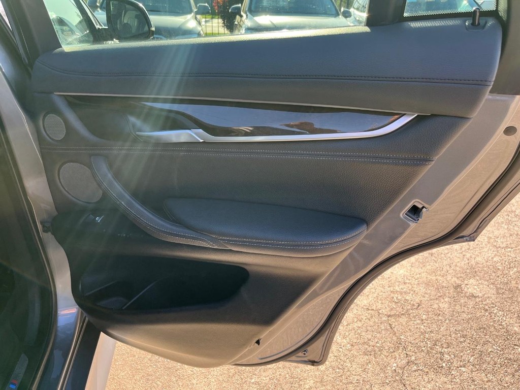 BMW X6 Vehicle Full-screen Gallery Image 17