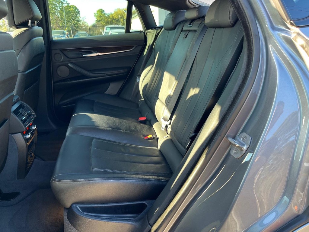 BMW X6 Vehicle Full-screen Gallery Image 18