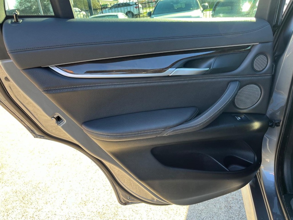 BMW X6 Vehicle Full-screen Gallery Image 19