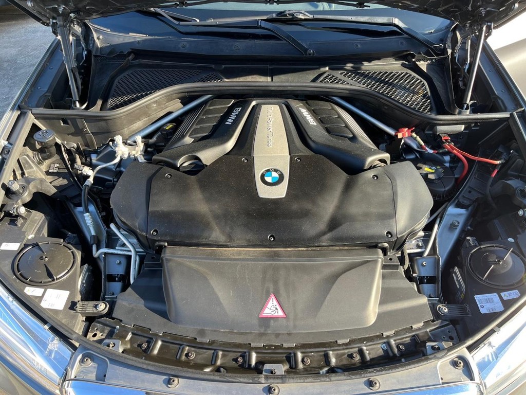 BMW X6 Vehicle Full-screen Gallery Image 30