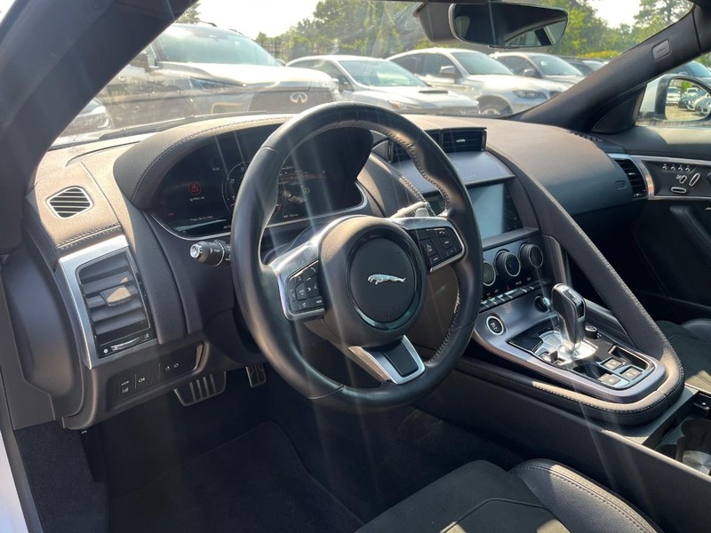 Jaguar F-Type Vehicle Full-screen Gallery Image 10