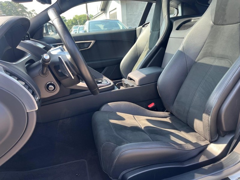 Jaguar F-Type Vehicle Full-screen Gallery Image 11