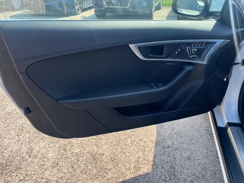 Jaguar F-Type Vehicle Full-screen Gallery Image 12