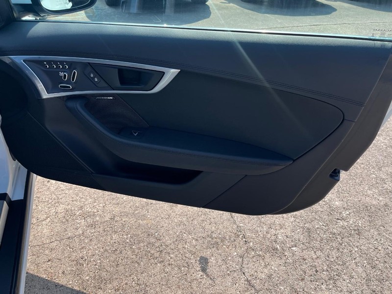 Jaguar F-Type Vehicle Full-screen Gallery Image 15