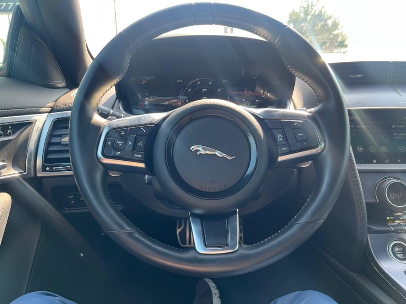 Jaguar F-Type Vehicle Full-screen Gallery Image 16