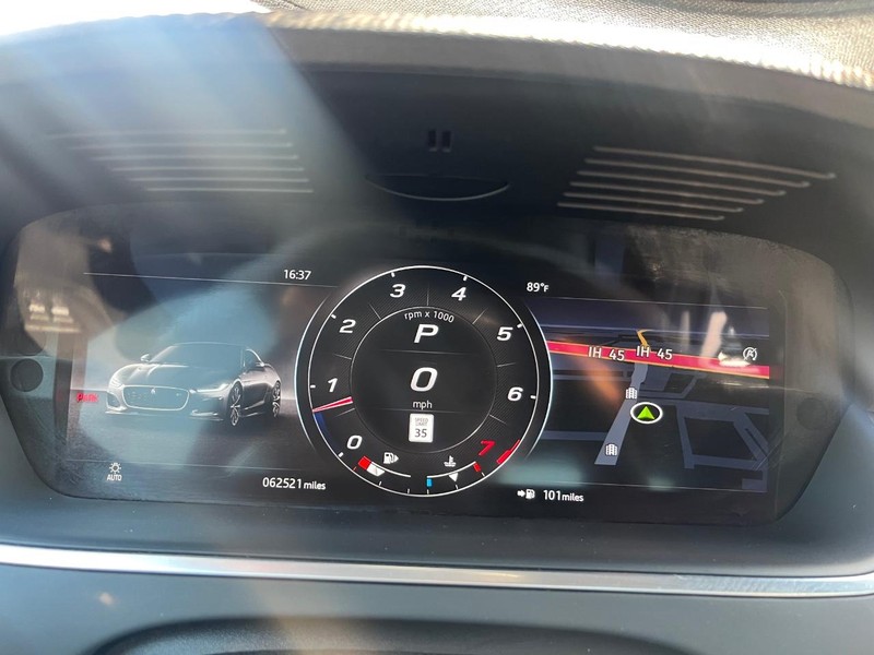 Jaguar F-Type Vehicle Full-screen Gallery Image 17