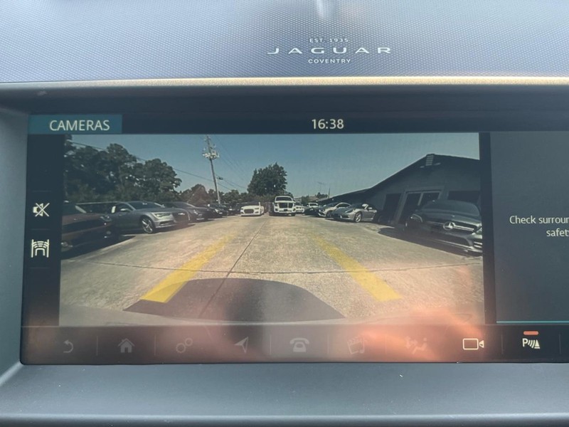 Jaguar F-Type Vehicle Full-screen Gallery Image 19