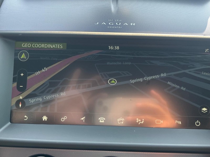 Jaguar F-Type Vehicle Full-screen Gallery Image 20