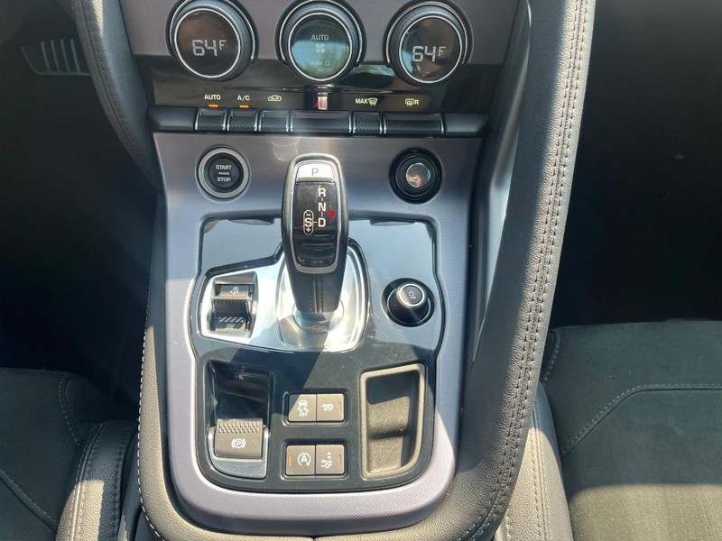 Jaguar F-Type Vehicle Full-screen Gallery Image 21