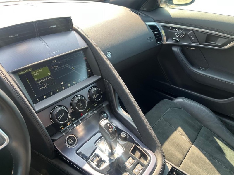 Jaguar F-Type Vehicle Full-screen Gallery Image 22