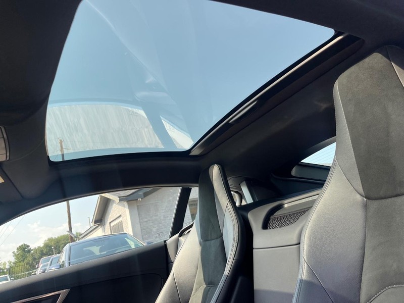 Jaguar F-Type Vehicle Full-screen Gallery Image 23