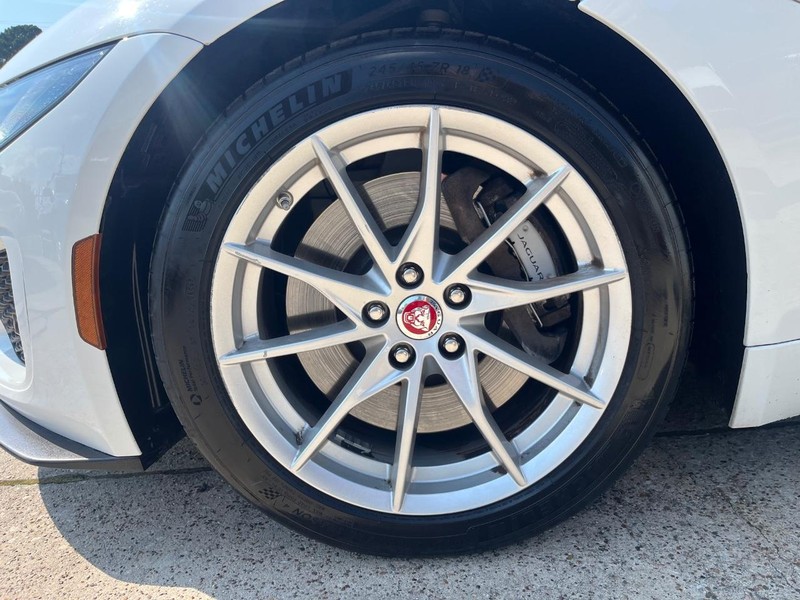 Jaguar F-Type Vehicle Full-screen Gallery Image 24