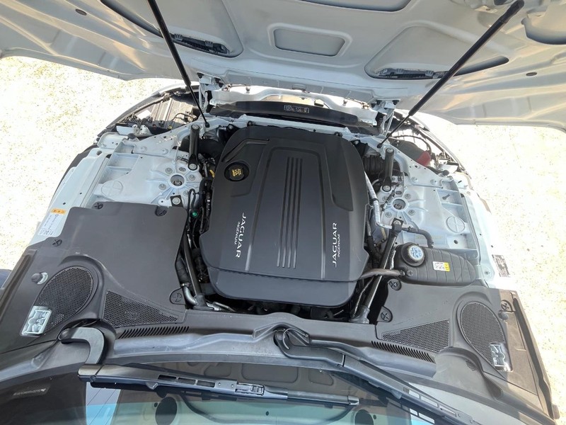 Jaguar F-Type Vehicle Full-screen Gallery Image 25