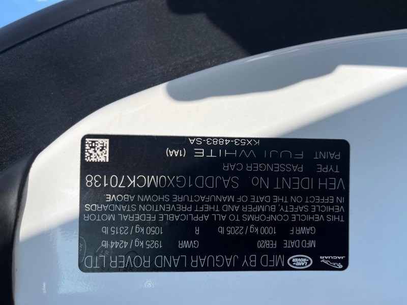 Jaguar F-Type Vehicle Full-screen Gallery Image 26