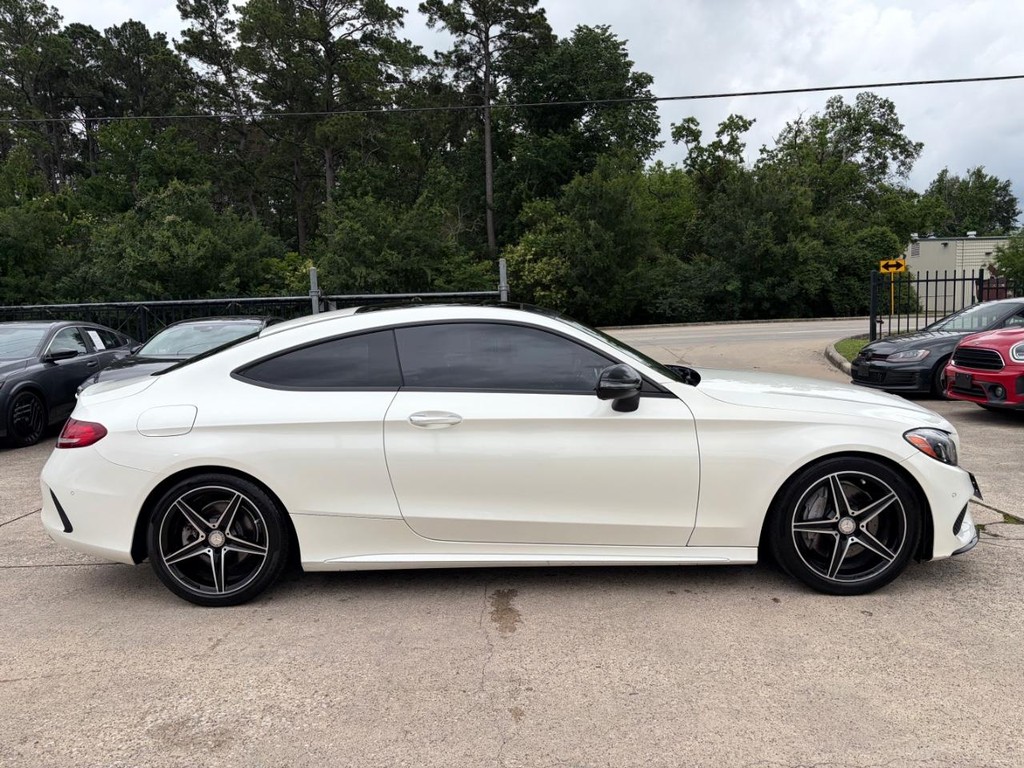 Mercedes-Benz C 300 Vehicle Full-screen Gallery Image 05