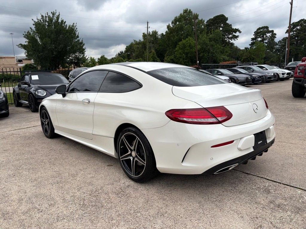 Mercedes-Benz C 300 Vehicle Full-screen Gallery Image 08