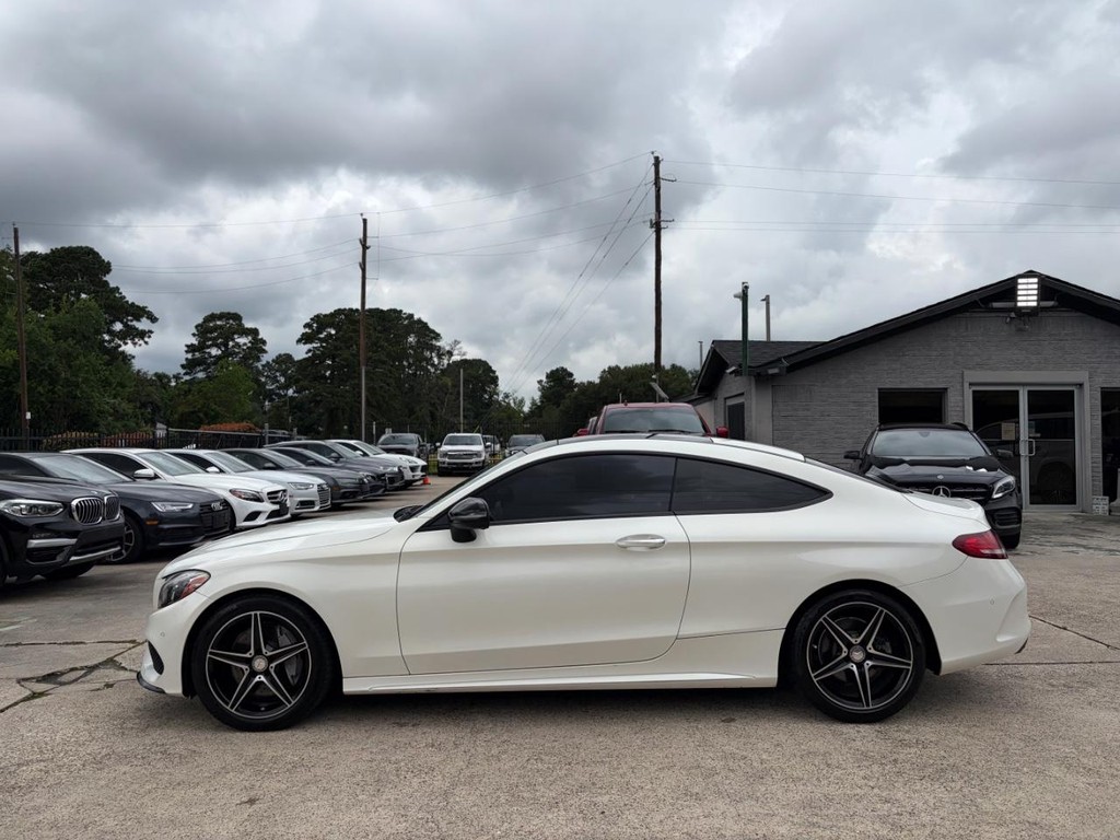 Mercedes-Benz C 300 Vehicle Full-screen Gallery Image 09