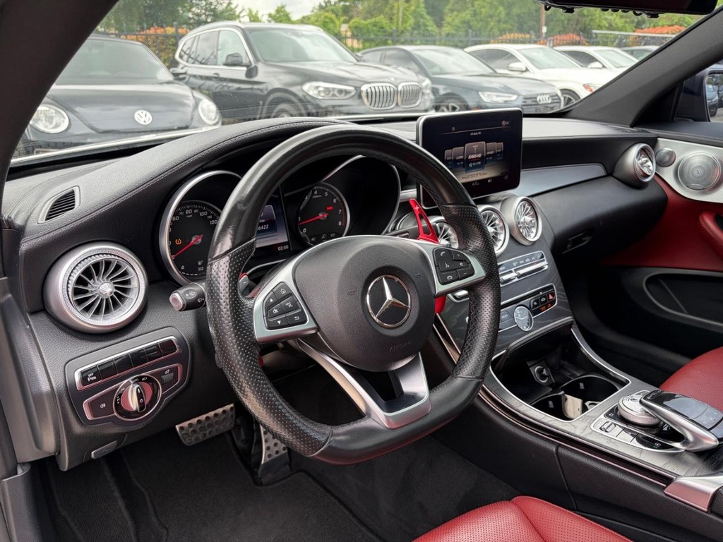 Mercedes-Benz C 300 Vehicle Full-screen Gallery Image 10