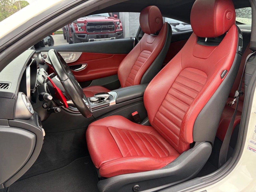 Mercedes-Benz C 300 Vehicle Full-screen Gallery Image 11