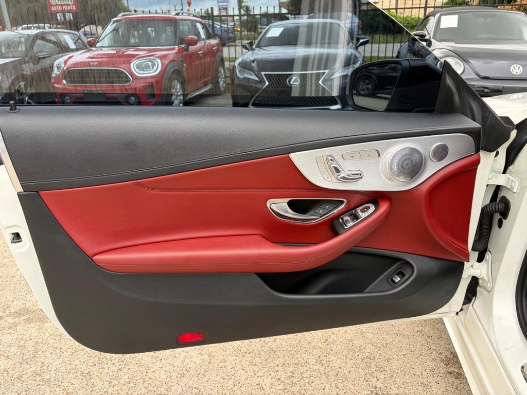 Mercedes-Benz C 300 Vehicle Full-screen Gallery Image 12
