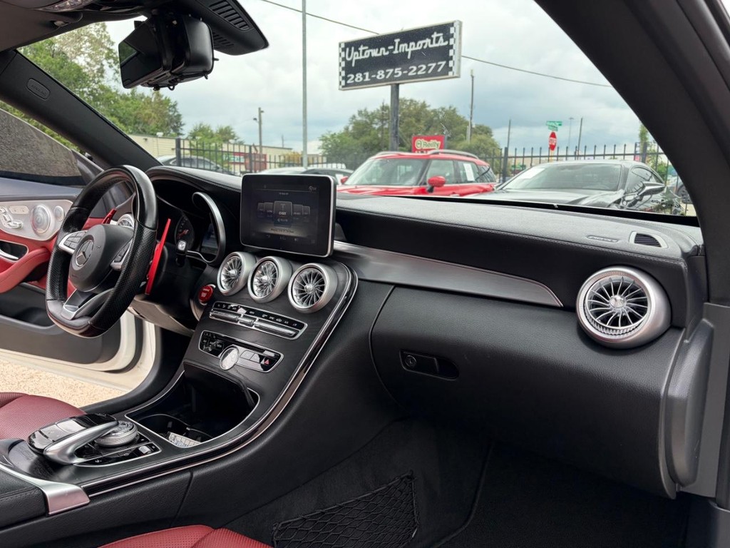 Mercedes-Benz C 300 Vehicle Full-screen Gallery Image 13