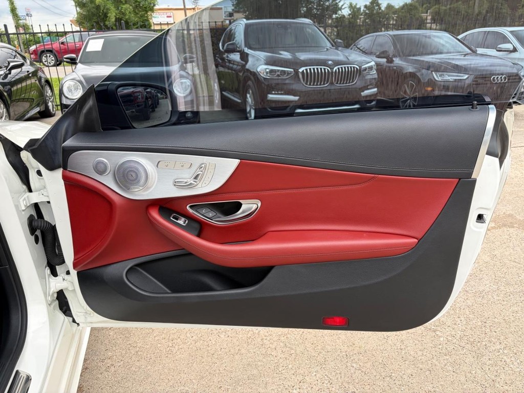 Mercedes-Benz C 300 Vehicle Full-screen Gallery Image 15