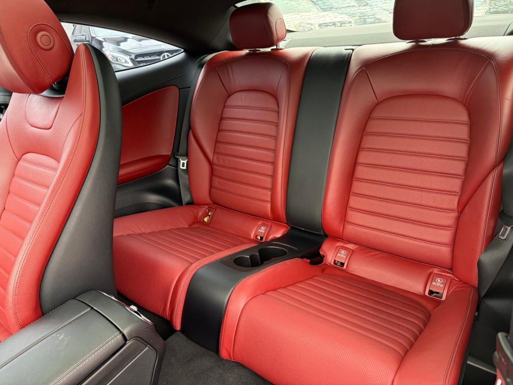 Mercedes-Benz C 300 Vehicle Full-screen Gallery Image 16