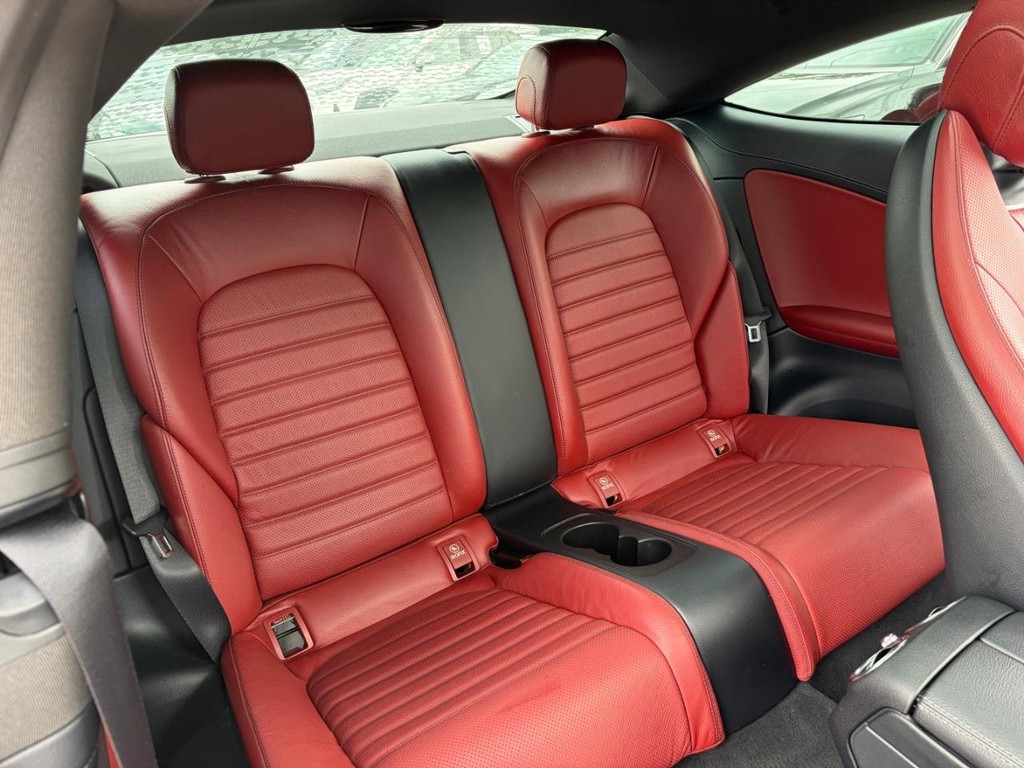 Mercedes-Benz C 300 Vehicle Full-screen Gallery Image 17