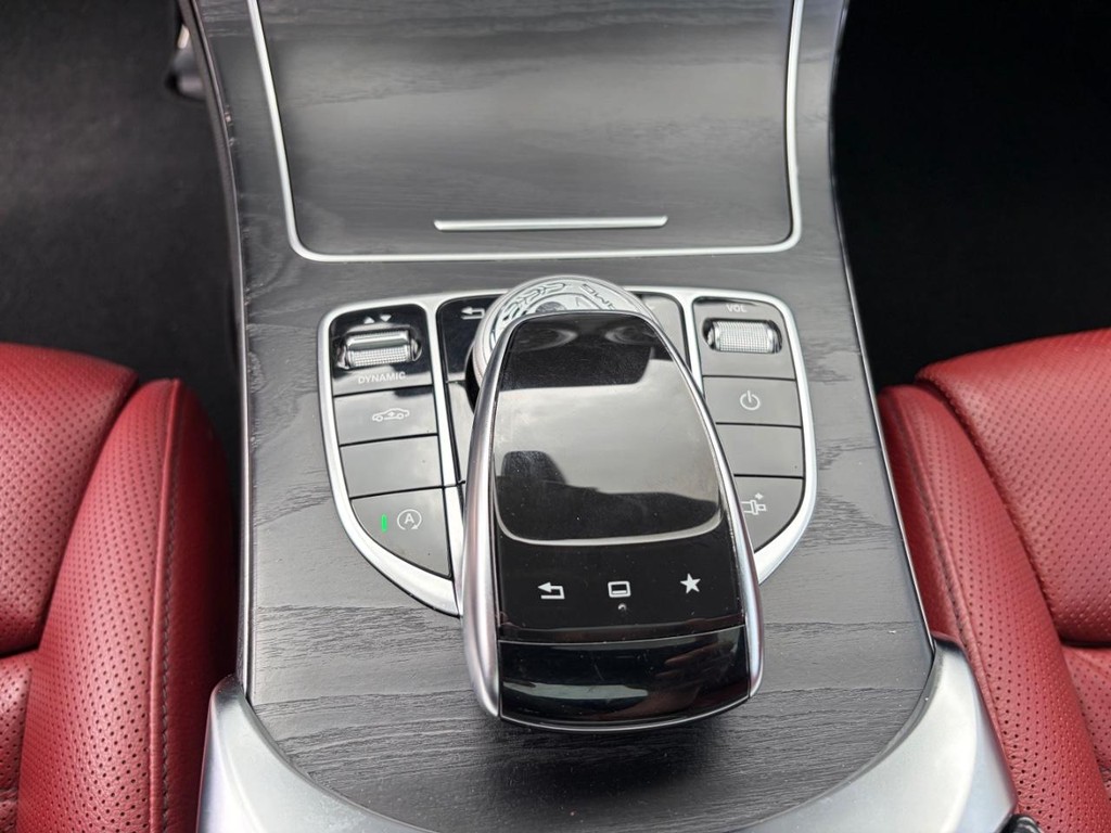 Mercedes-Benz C 300 Vehicle Full-screen Gallery Image 21