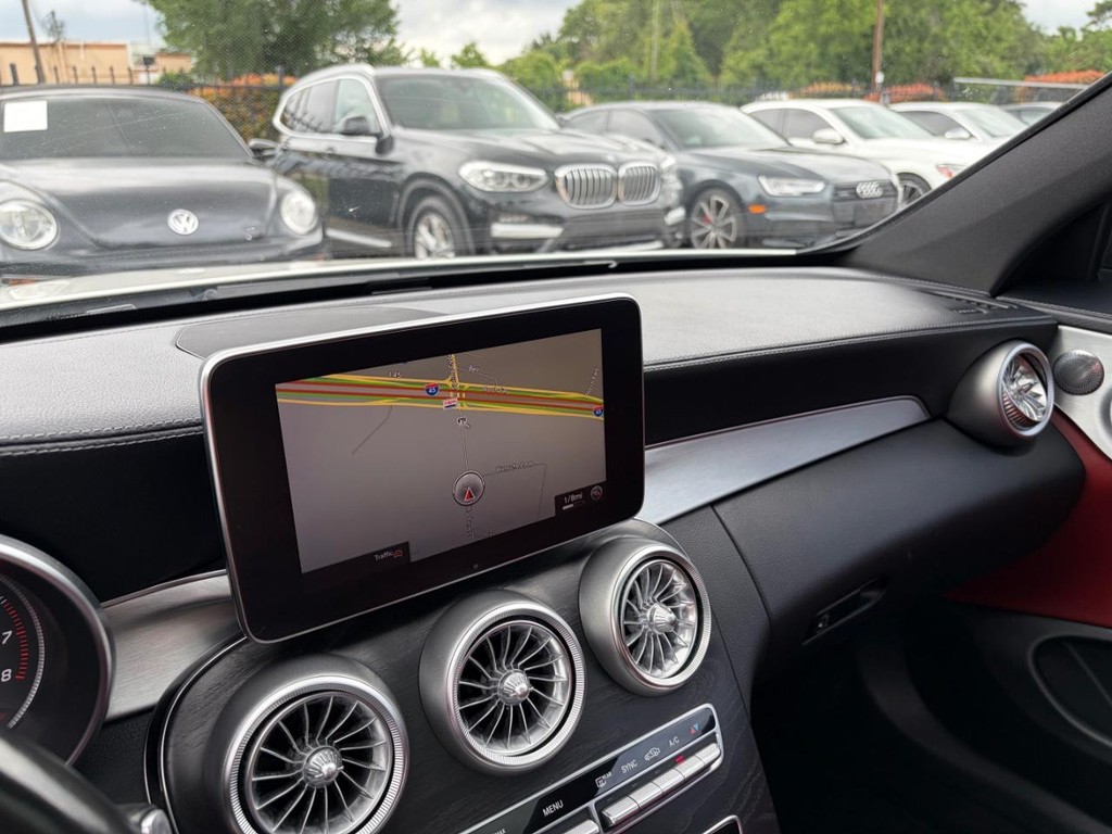 Mercedes-Benz C 300 Vehicle Full-screen Gallery Image 22