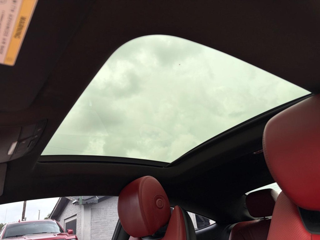 Mercedes-Benz C 300 Vehicle Full-screen Gallery Image 23