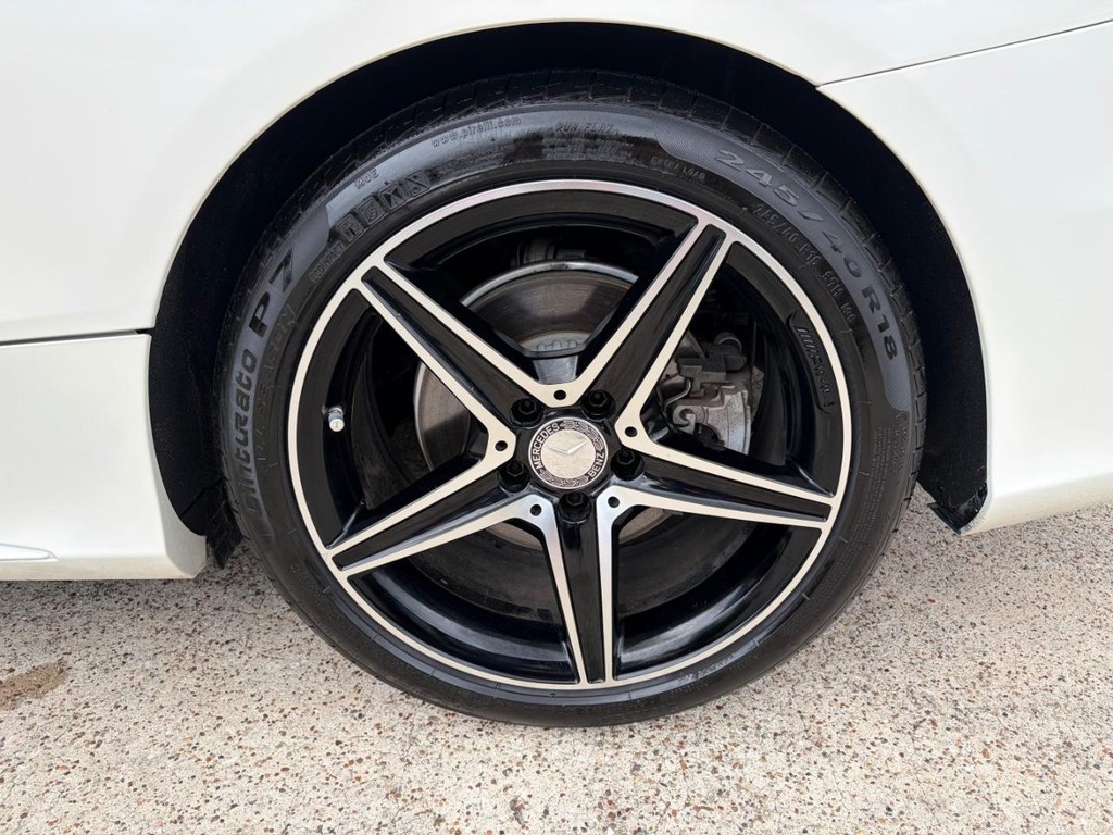 Mercedes-Benz C 300 Vehicle Full-screen Gallery Image 24