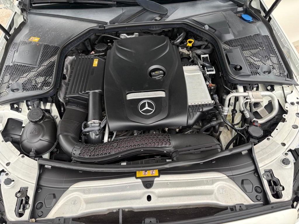 Mercedes-Benz C 300 Vehicle Full-screen Gallery Image 25