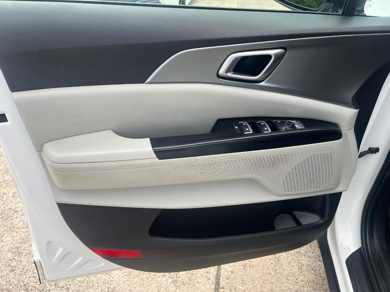 Kia Carnival Vehicle Full-screen Gallery Image 12