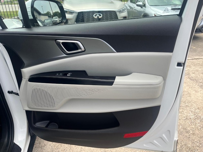 Kia Carnival Vehicle Full-screen Gallery Image 15