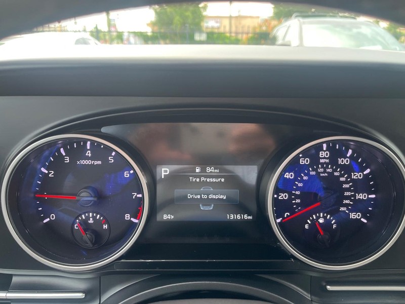 Kia Carnival Vehicle Full-screen Gallery Image 21