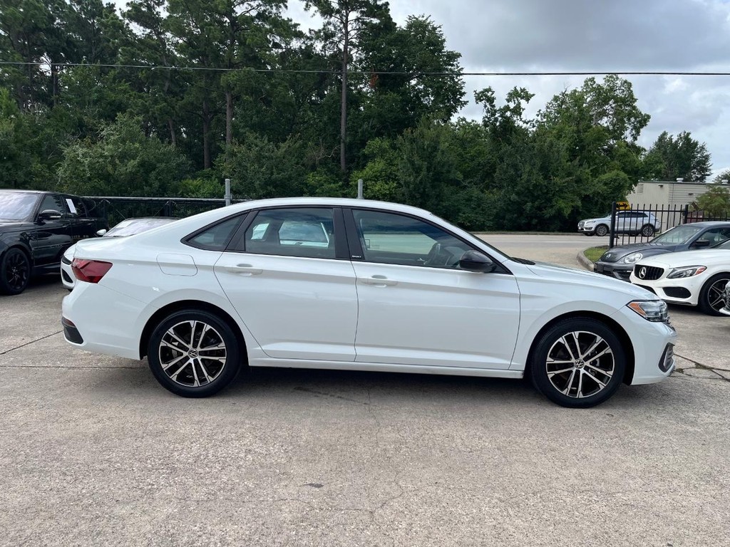 Volkswagen Jetta Vehicle Full-screen Gallery Image 05