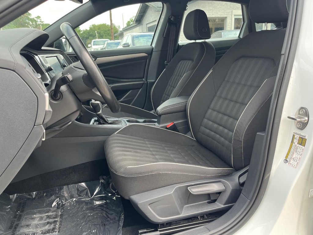 Volkswagen Jetta Vehicle Full-screen Gallery Image 11