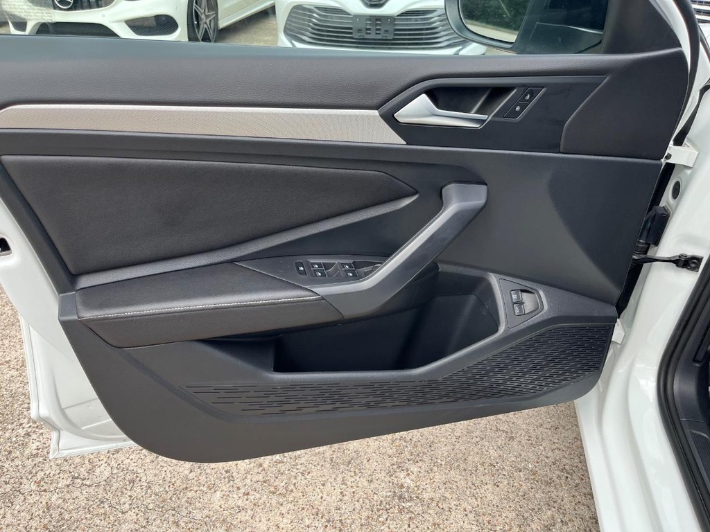 Volkswagen Jetta Vehicle Full-screen Gallery Image 12